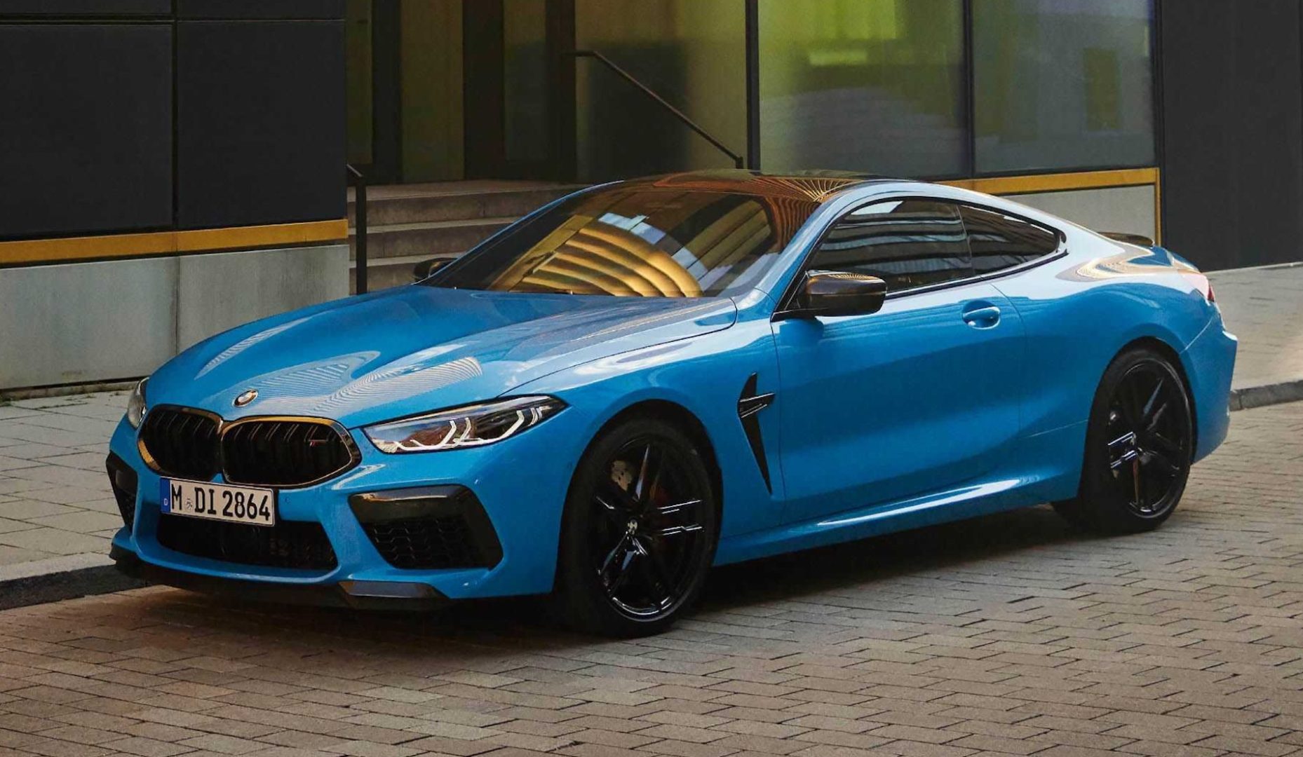 2022 BMW M8